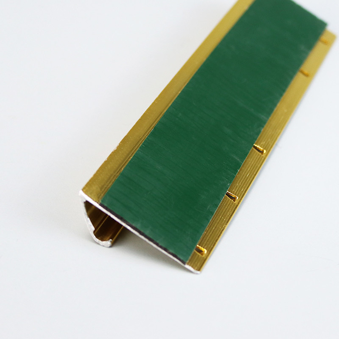 Or avec la pince en aluminium d'équilibre de carrelage de bordure de tapis en métal de bande adhésive de clou