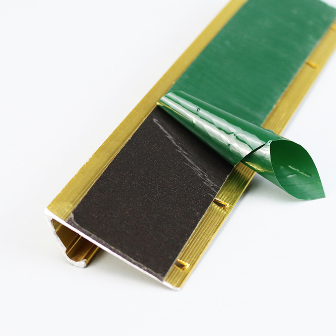 Or avec la pince en aluminium d'équilibre de carrelage de bordure de tapis en métal de bande adhésive de clou